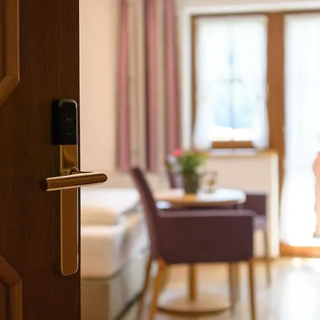 Strolz Bed & Breakfast 4*